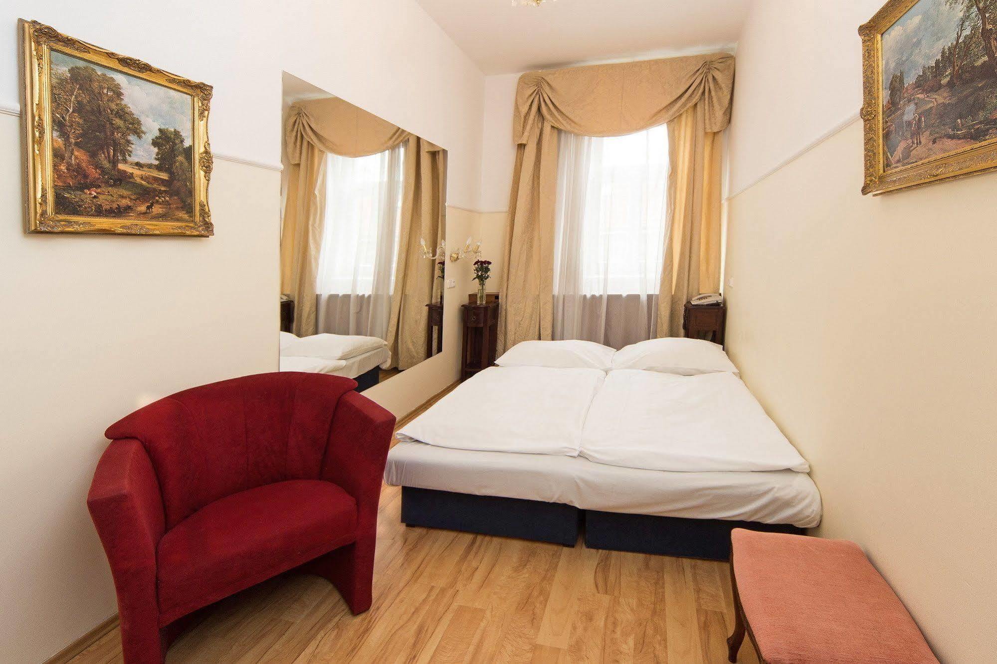 Hotel Donatello Praha Bagian luar foto
