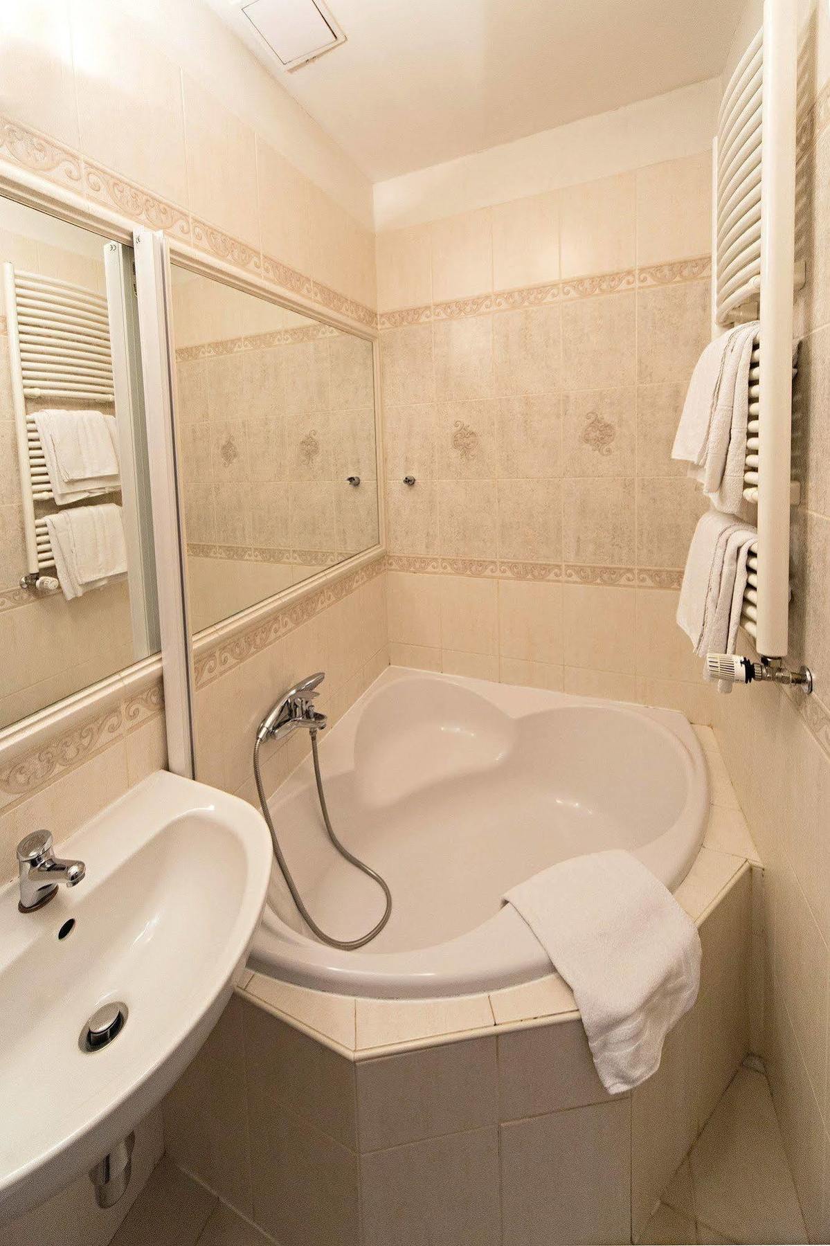 Hotel Donatello Praha Bagian luar foto