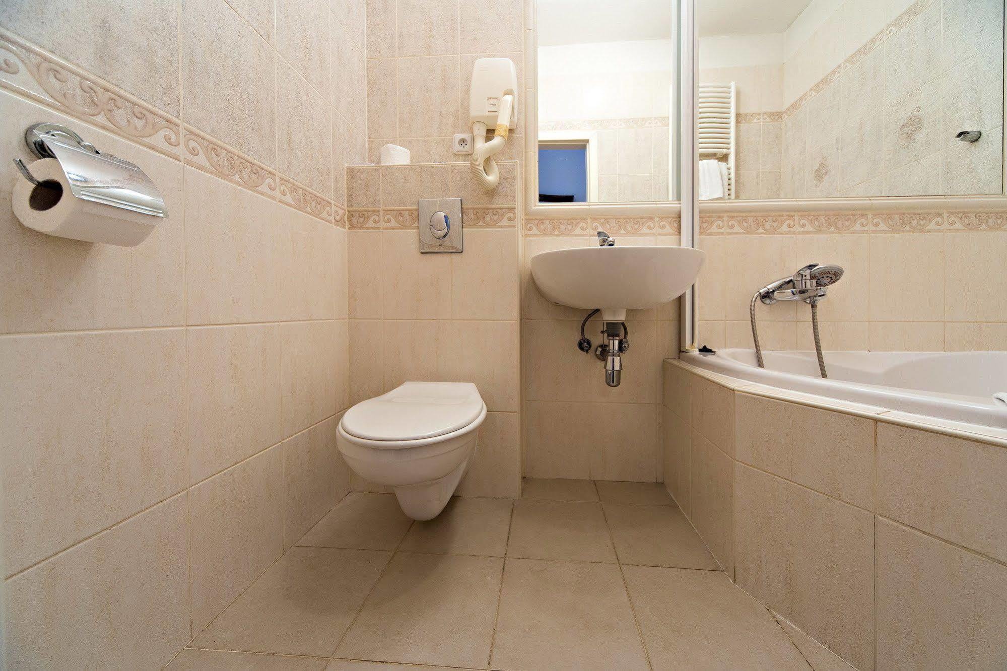 Hotel Donatello Praha Bagian luar foto