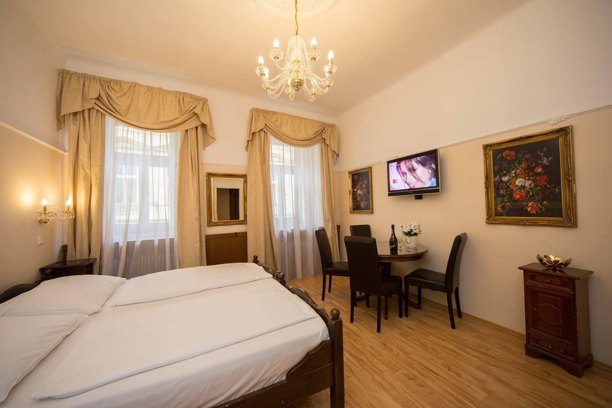 Hotel Donatello Praha Bagian luar foto
